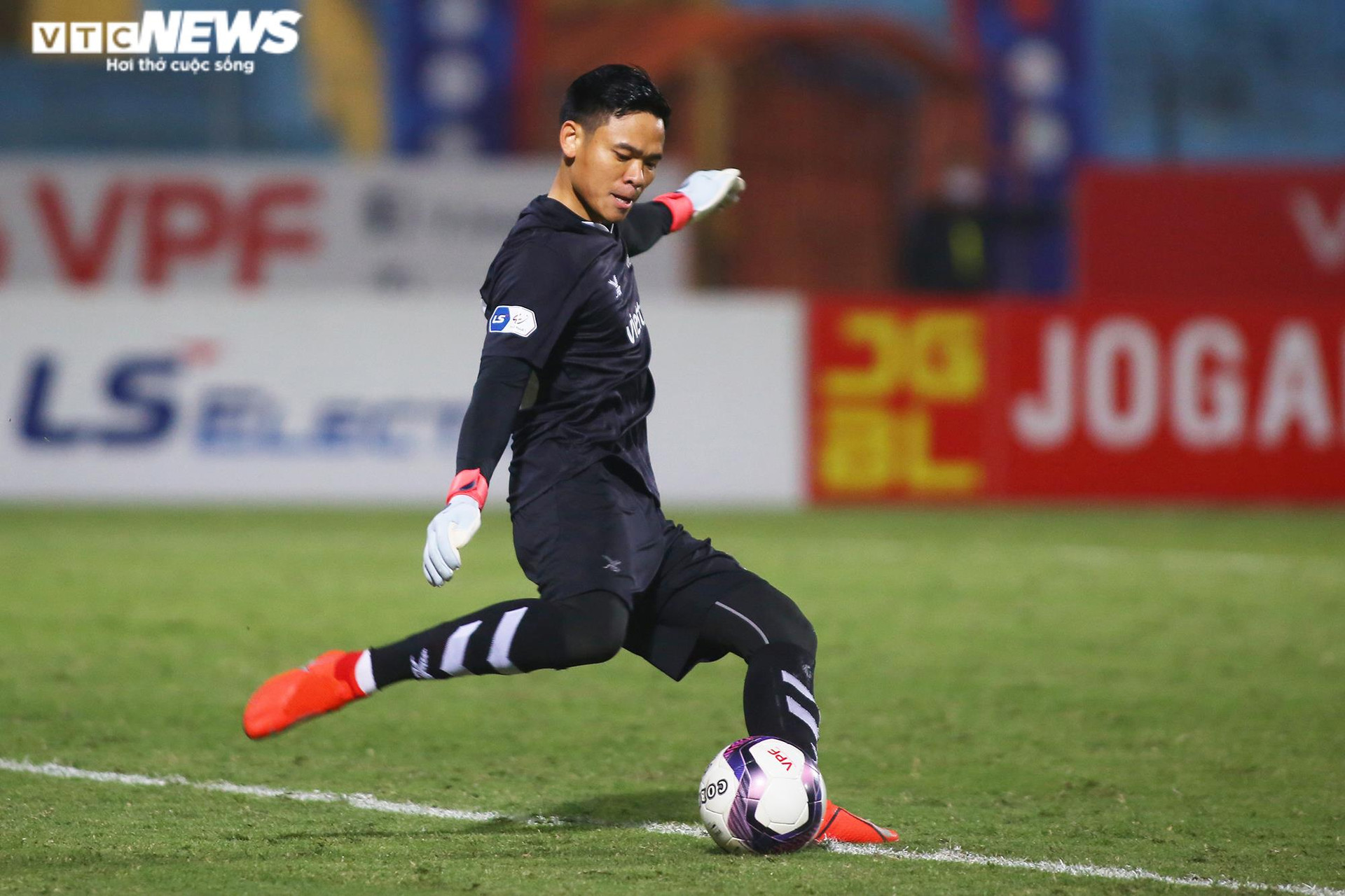 HLV Park Hang Seo gọi bổ sung thủ môn Nguyên Mạnh lên tuyển Việt Nam - 1