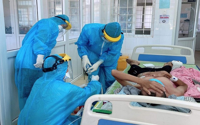 Tâm sự của những chiến sĩ áo trắng điều trị bệnh nhân COVID-19 ở Quảng Trị  - Ảnh 2.