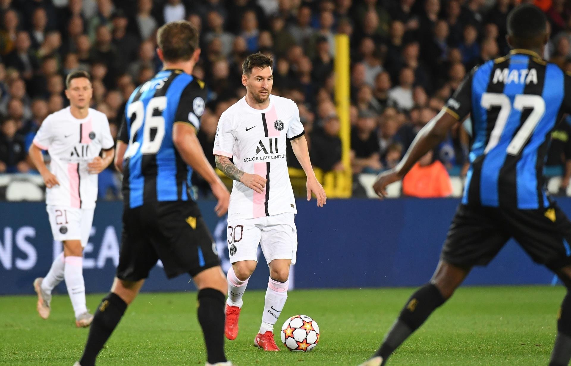 Lượt mở màn vòng bảng Champions League: Nỗi buồn Ronaldo và Messi - 3