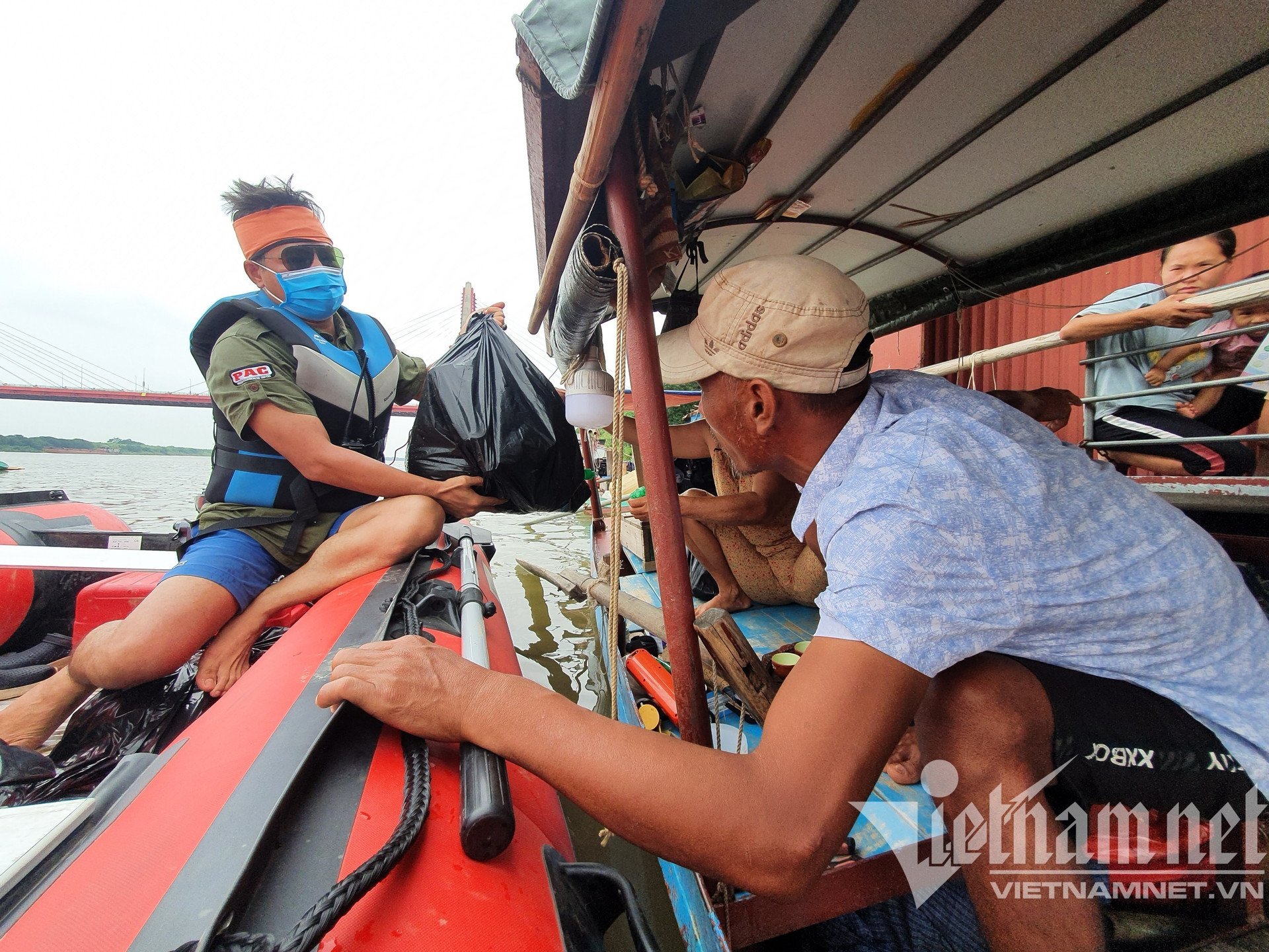 Lái xuồng tặng trăm suất quà cho người dân làng chài ven sông Hồng
