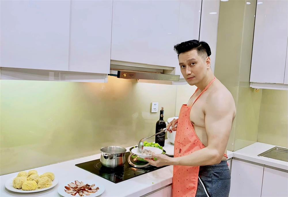 Việt Anh cởi trần vào bếp, lộ chuyện sống với Quỳnh Nga?-1
