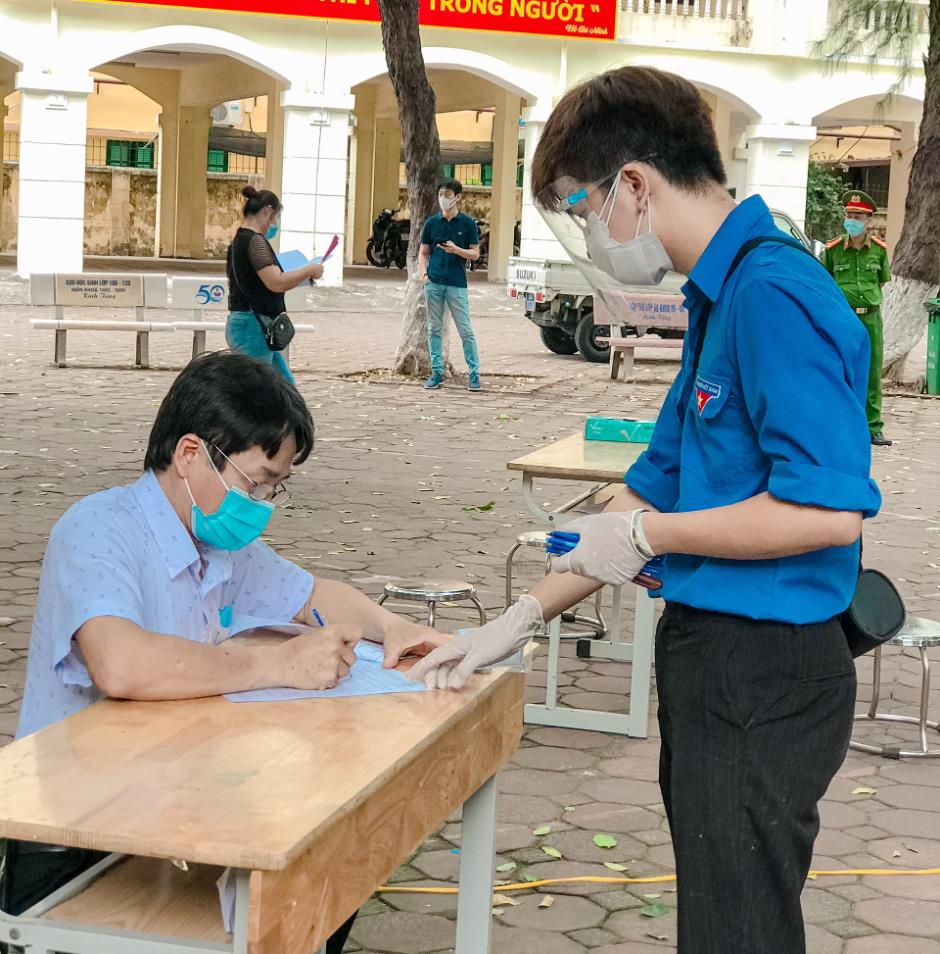 Mắc kẹt ở Hà Nội, sinh viên tình nguyện tham gia chống dịch COVID-19 - 1