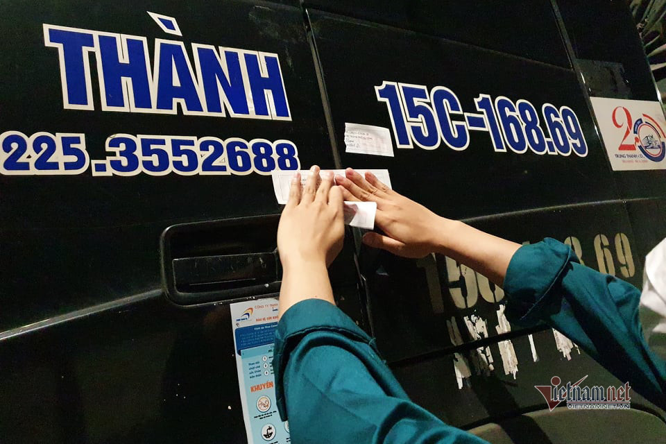 Chốt kiểm dịch dán tem niêm phong cửa xe tải ở cảng hàng hoá lớn nhất Hạ Long
