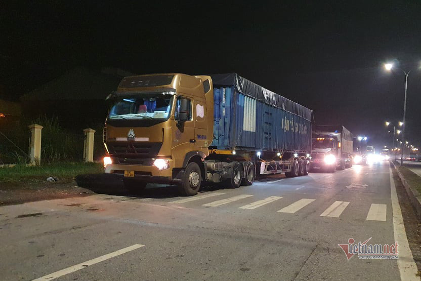 Chốt kiểm dịch dán tem niêm phong cửa xe tải ở cảng hàng hoá lớn nhất Hạ Long