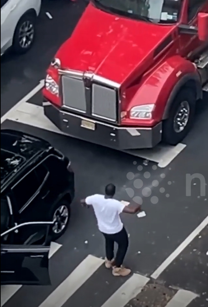 Tài xế xe SUV bước xuống xe nhảy múa khiêu khích sau khi bị lái xe đầu kéo bấm còi