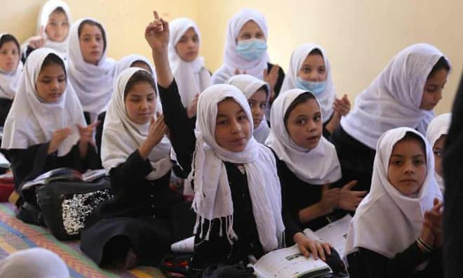 Taliban cấm nữ sinh trở lại trường trung học - 1