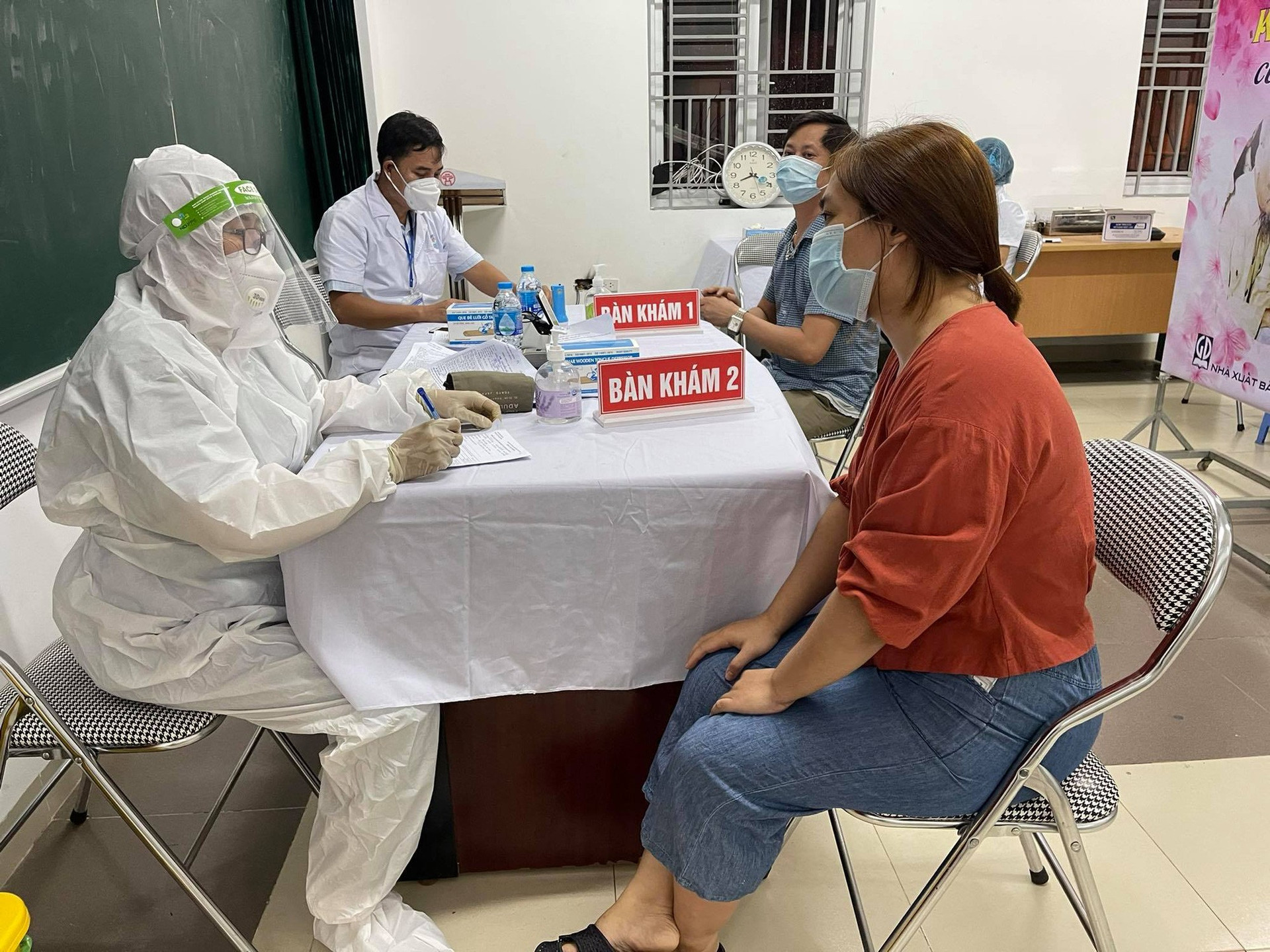 CDC Hà Nội: Ổ dịch phường Việt Hưng rất phức tạp, các F0 đi chợ, đi tiêm vaccine, tiếp xúc nhiều người  - Ảnh 2.