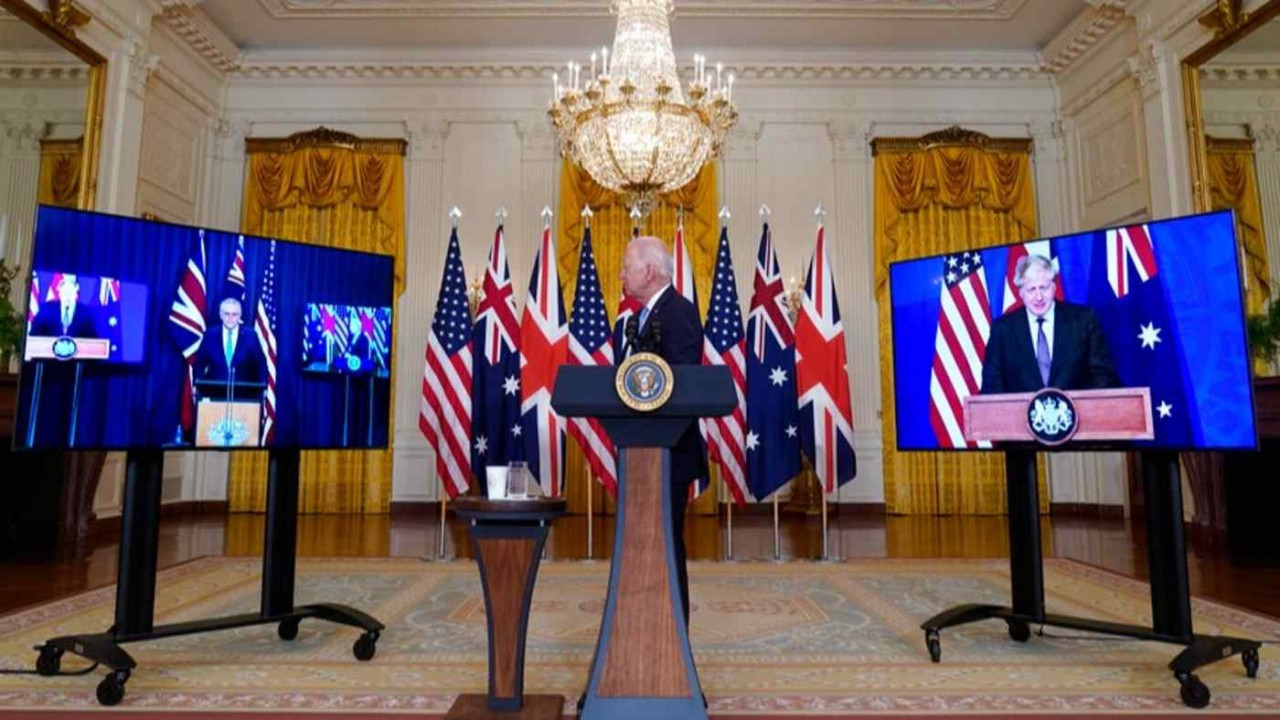 Tổng thống Hoa Kỳ Joe Biden, tại Phòng phía Đông của Nhà Trắng, hầu như cùng với Thủ tướng Australia Scott Morrison và Thủ tướng Anh Boris Johnson tham gia để giới thiệu quan hệ đối tác an ninh vào ngày 15 tháng 9. © AP