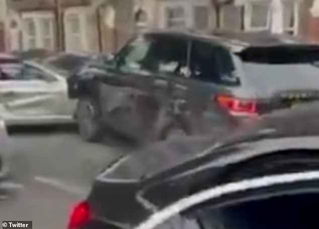 Khoảnh khắc kinh hoàng Range Rover nghi bị đánh cắp đâm liên tiếp vào xe BMW