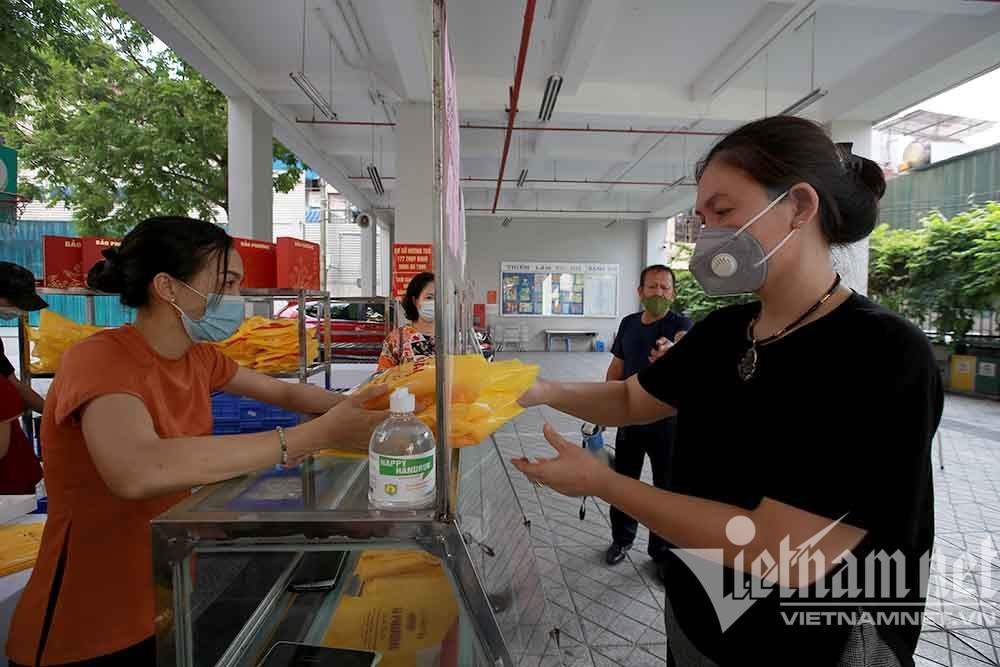 Hàng trăm người dân Hà Nội xếp hàng mua bánh trung thu