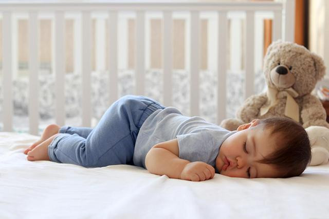 Tại sao trẻ sơ sinh thích nằm sấp khi ngủ? Có 4 lý do chính với những ưu và nhược điểm riêng cha mẹ nên biết-2