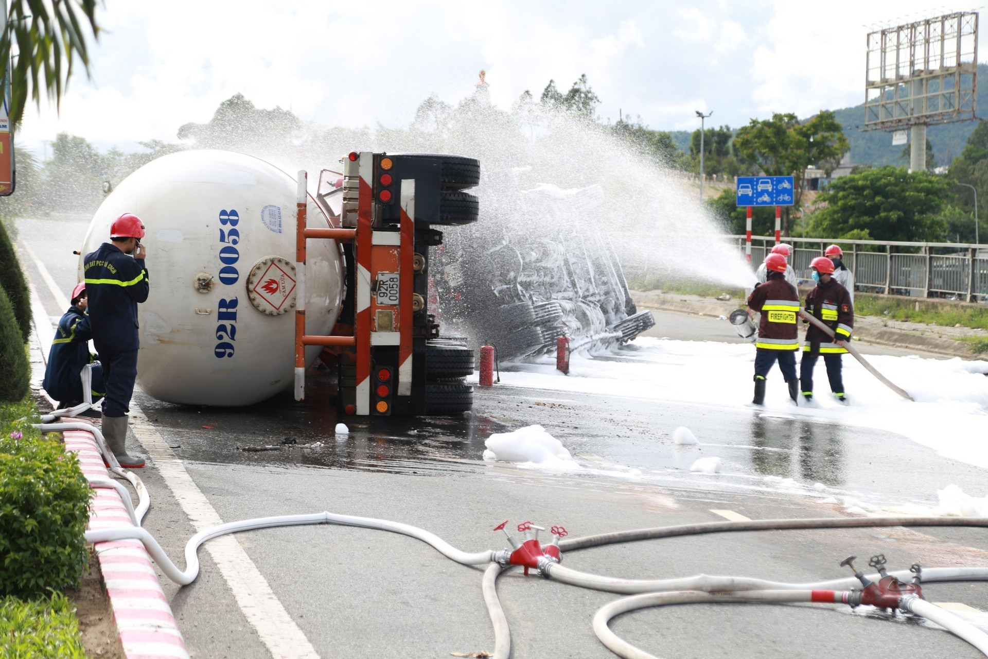 Xe chở 20 tấn gas bị lật ở Đà Nẵng, sẵn sàng di dân trong bán kính 100 mét