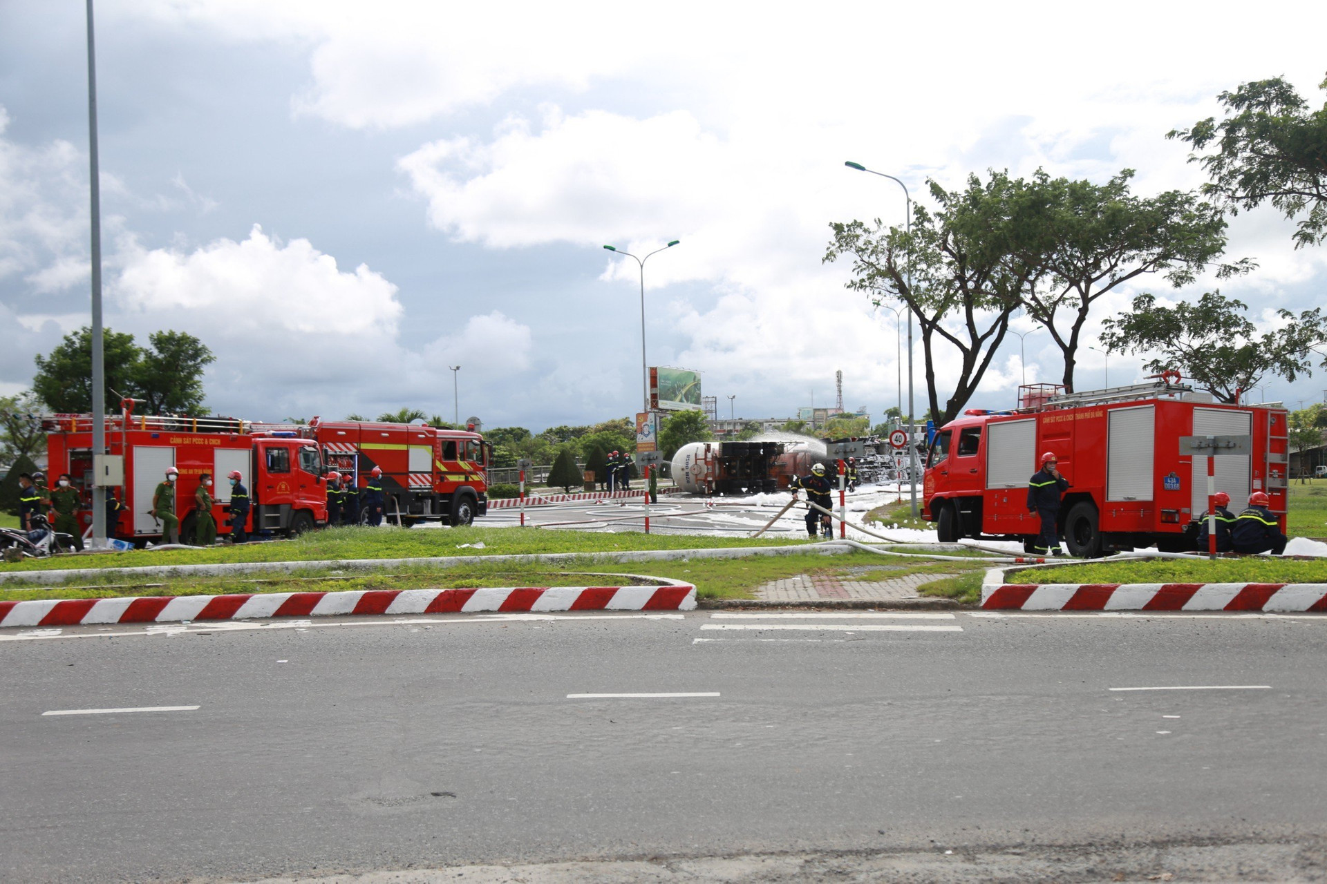 Xe chở 20 tấn gas bị lật ở Đà Nẵng, sẵn sàng di dân trong bán kính 100 mét