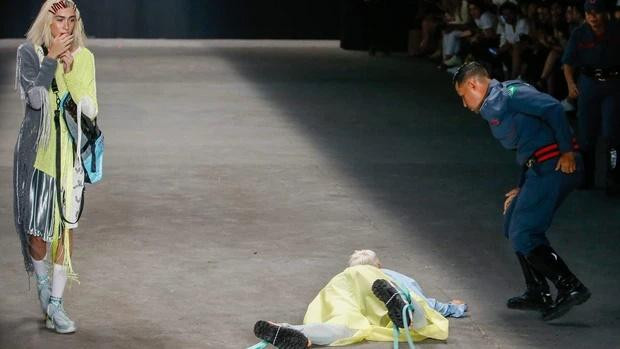 SỐC: Người mẫu đột tử khi đang catwalk trong show thời trang-3