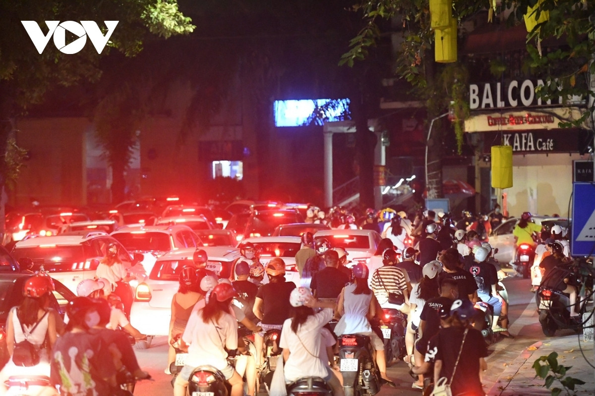 Hình ảnh hàng ngàn người đổ về trung tâm Hà Nội đêm Trung thu bất chấp những cảnh báo về dịch bệnh vẫn còn hiện hữu.
