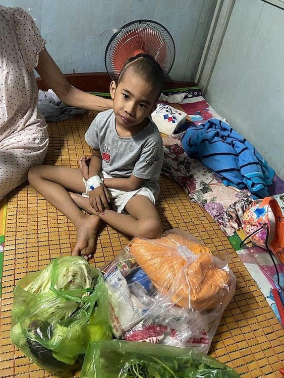 Túi an sinh từ Bình Phước góp phần san sẻ khó khăn trong mùa dịch với trẻ nhỏ mắc bệnh ung thư tại Quận Bình Thạnh.
