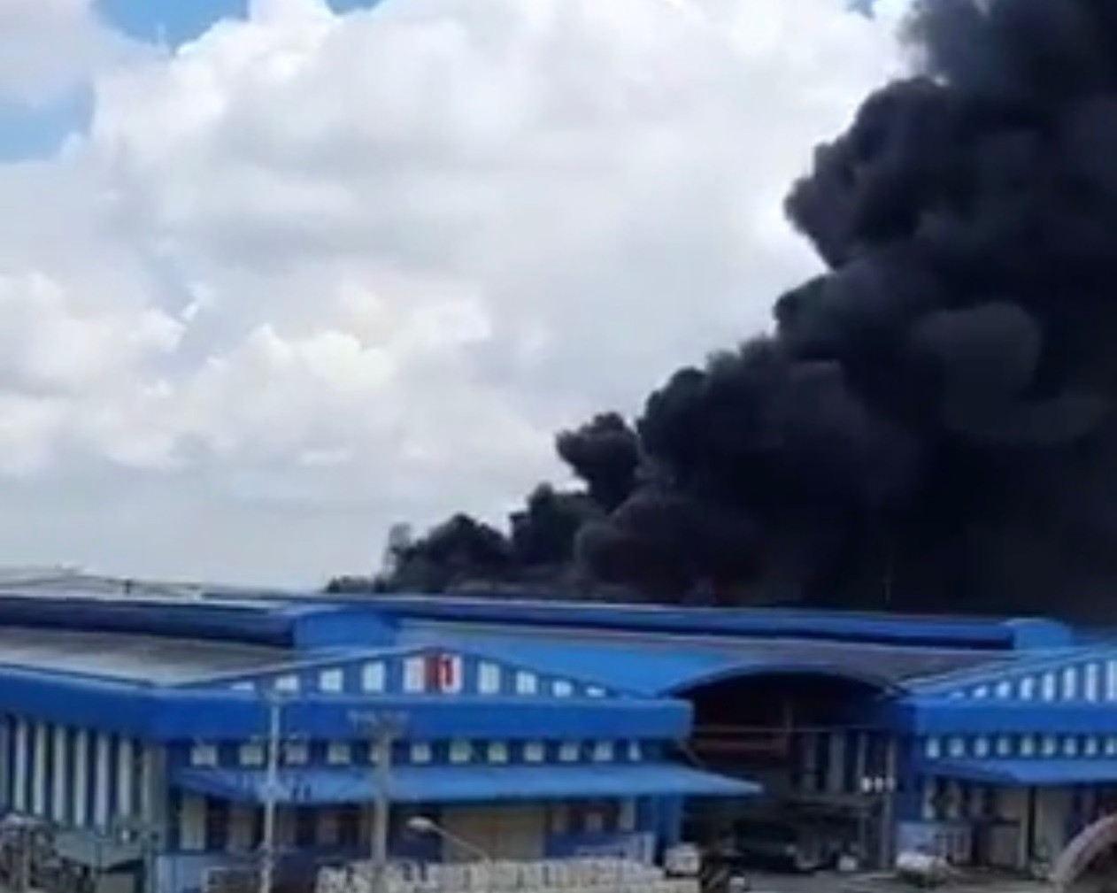 Cháy dữ dội tại công ty sản xuất mút xốp ở Bình Dương