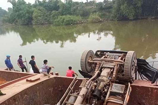 Xe tải chở đất lật xuống sông ở Bắc Giang, tài xế mất tích