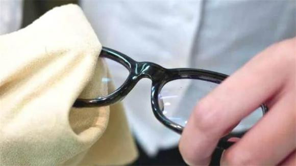 Miếng vải mà cửa hàng đưa khi mua kính không phải để lau kính, nhiều người đã mắc sai lầm và sử dụng như vậy trong nhiều năm-1