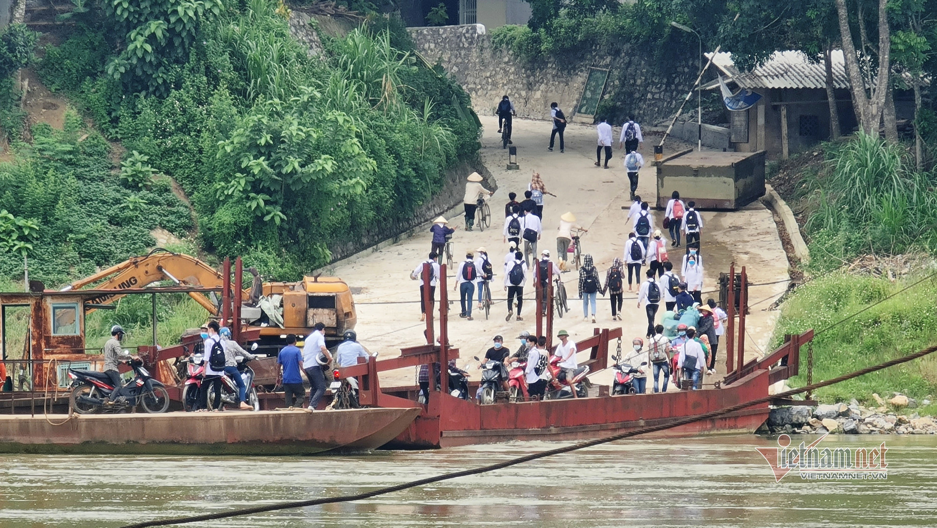 Chuyến đò ‘ken cứng’ người qua dòng sông chảy xiết ở Thanh Hóa