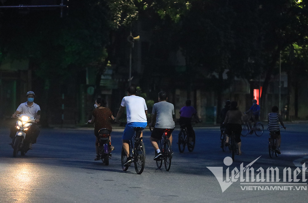 Người Hà Nội và thú cưng đi bộ, đạp xe thể dục buổi sáng