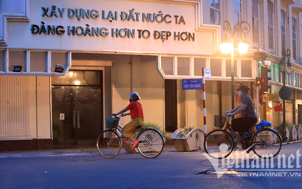Người Hà Nội và thú cưng đi bộ, đạp xe thể dục buổi sáng