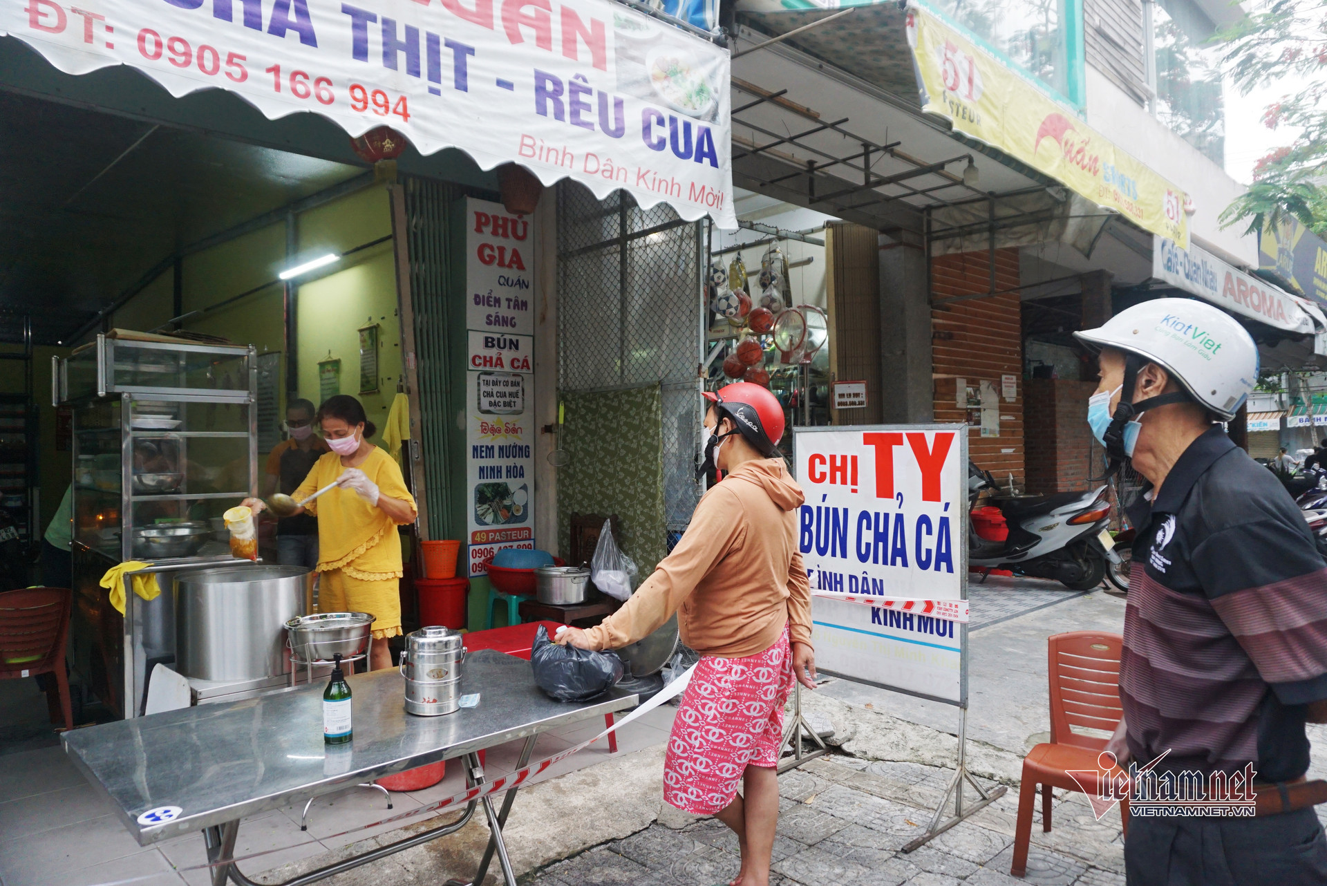 Người dân “vùng xanh” ở Đà Nẵng được tập thể dục, mua thực phẩm thoải mái hơn