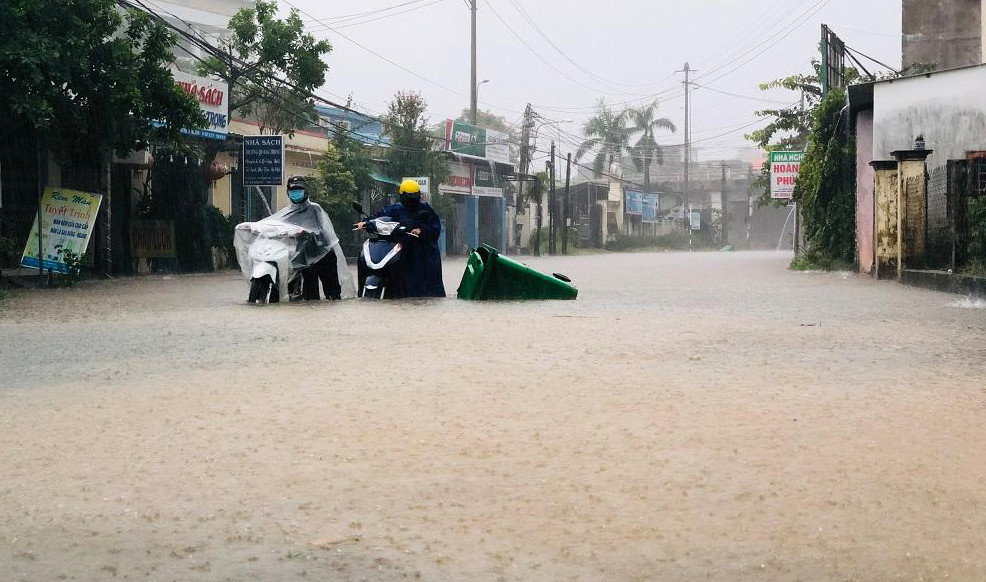 Người dân Quảng Ngãi bật khóc khi lốc xoáy cuốn bay hết mái nhà