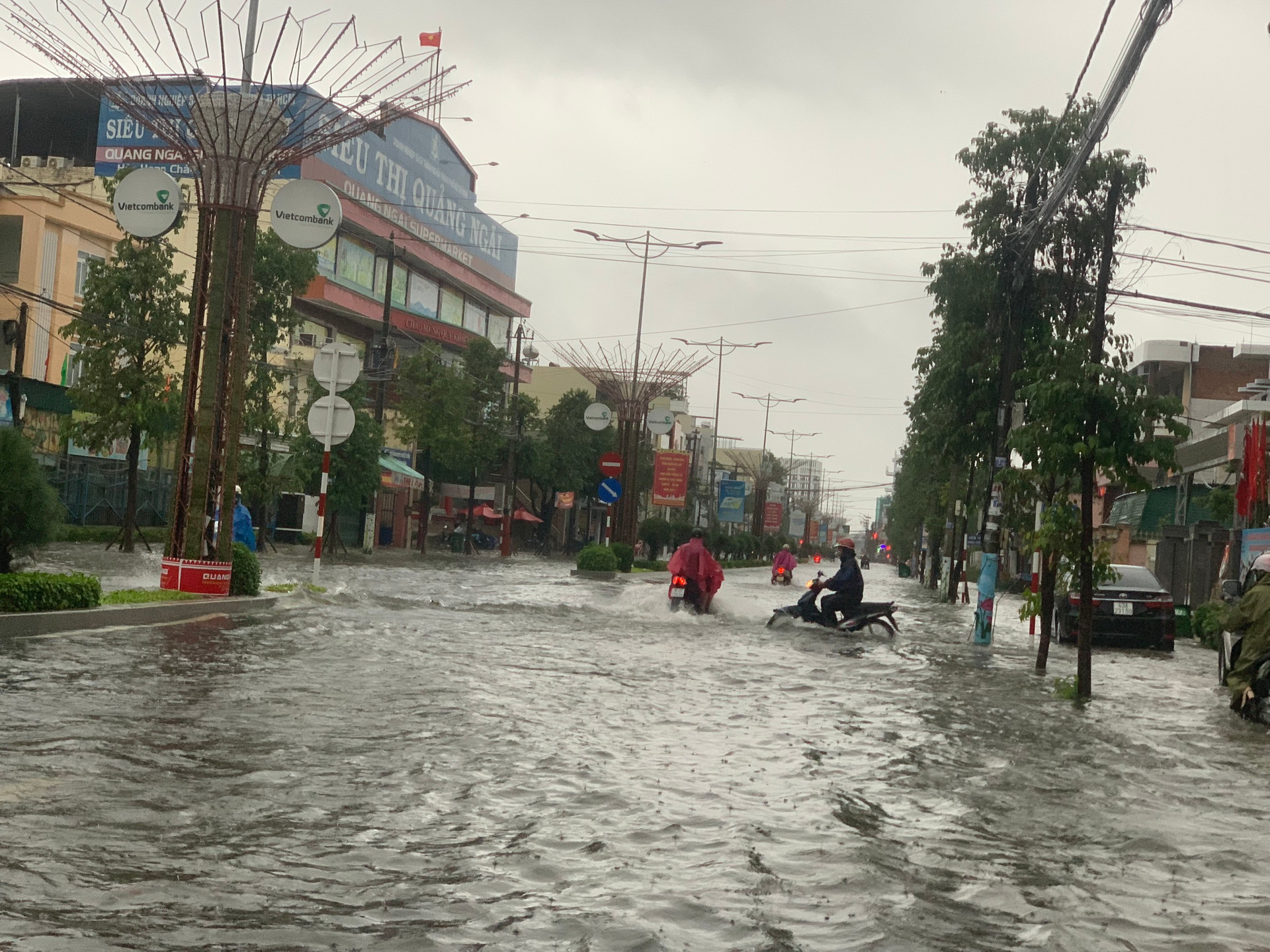 Người dân Quảng Ngãi bật khóc khi lốc xoáy cuốn bay hết mái nhà