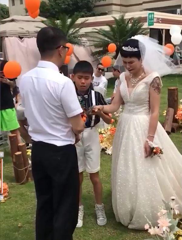Bé trai 12 tuổi khóc nấc khi làm chủ hôn ngày vui của mẹ với bố dượng-2