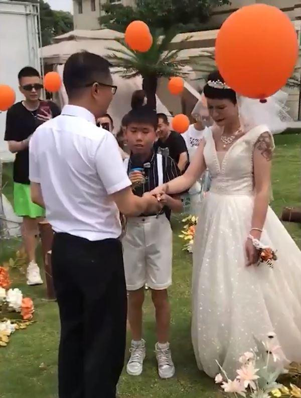 Bé trai 12 tuổi khóc nấc khi làm chủ hôn ngày vui của mẹ với bố dượng-3