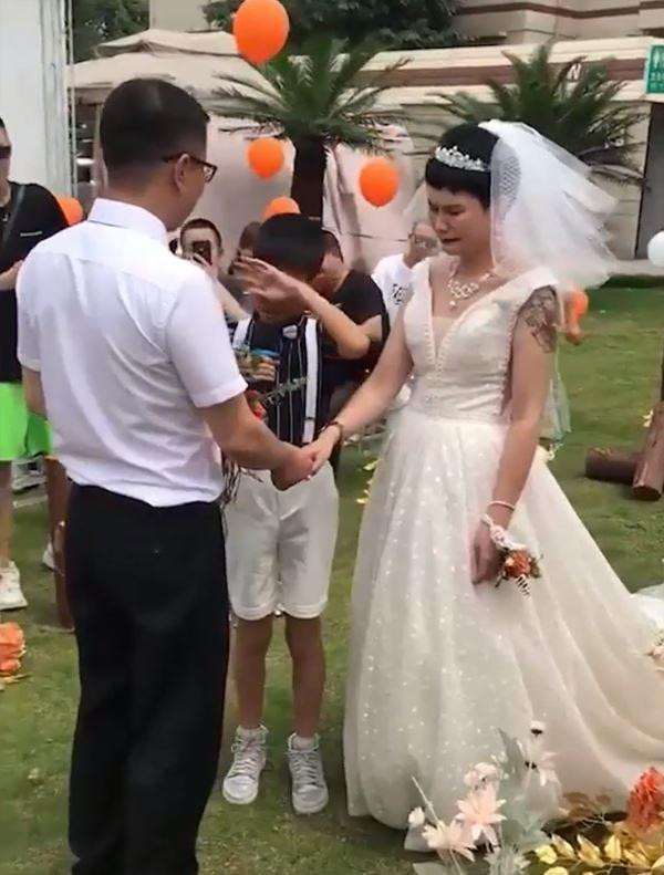 Bé trai 12 tuổi khóc nấc khi làm chủ hôn ngày vui của mẹ với bố dượng-4