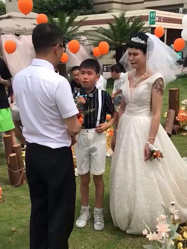 Bé trai 12 tuổi khóc nấc khi làm chủ hôn ngày vui của mẹ với bố dượng-1