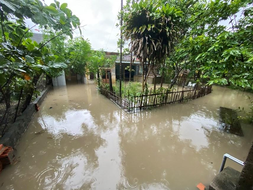 Quảng Ninh: Mưa lớn ngập đường, quân đội điều xe đón học sinh-1