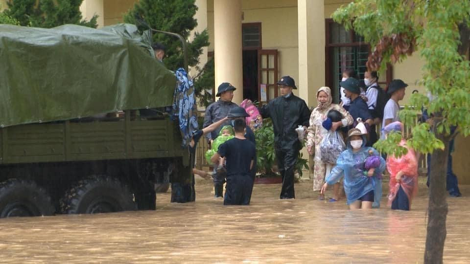 Quảng Ninh: Mưa lớn ngập đường, quân đội điều xe đón học sinh-5