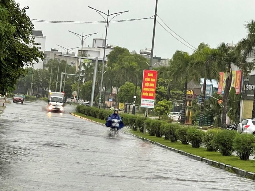 Quảng Ninh: Mưa lớn ngập đường, quân đội điều xe đón học sinh-2