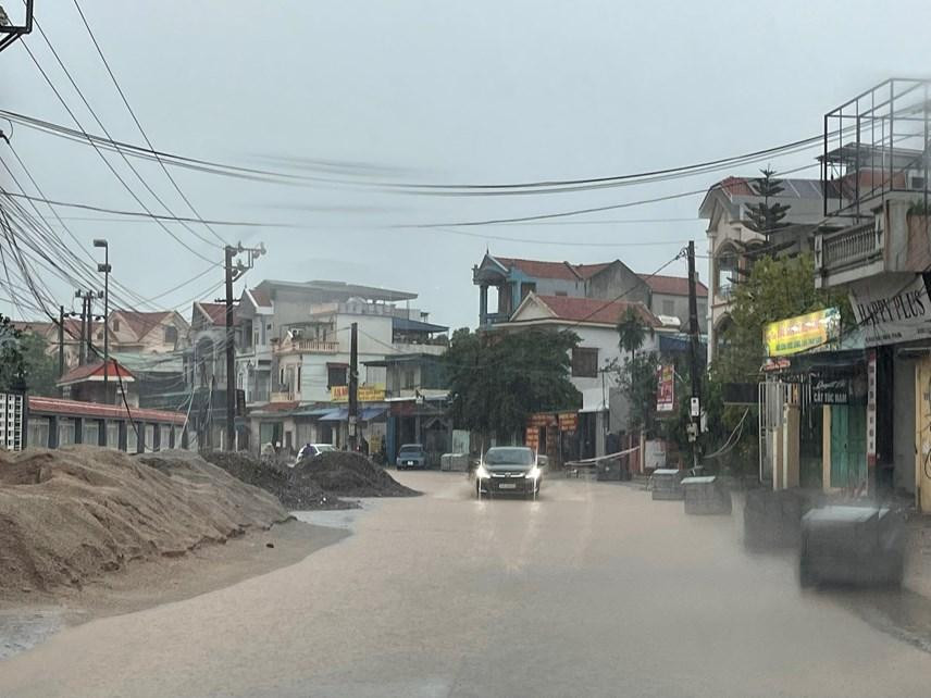 Quảng Ninh: Mưa lớn ngập đường, quân đội điều xe đón học sinh-8
