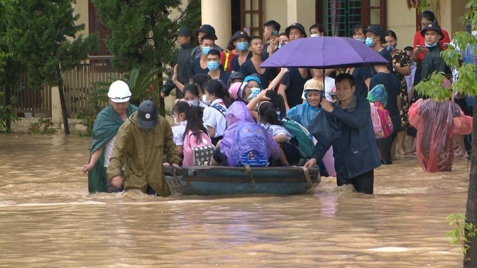 Quảng Ninh: Mưa lớn ngập đường, quân đội điều xe đón học sinh-6