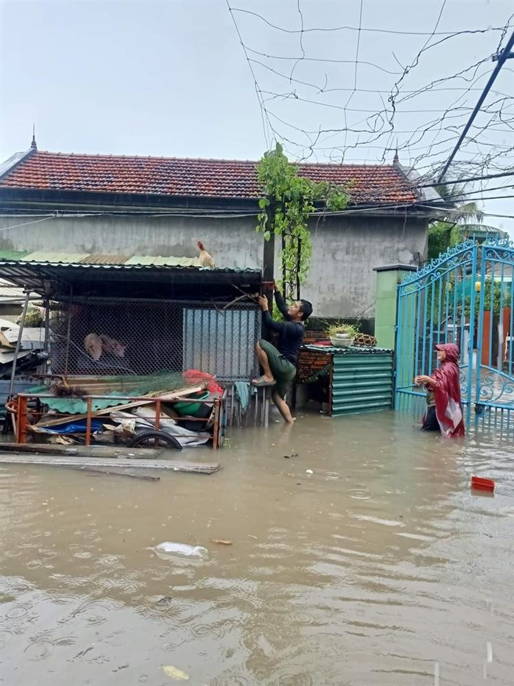 Quảng Ninh: Mưa lớn ngập đường, quân đội điều xe đón học sinh-11