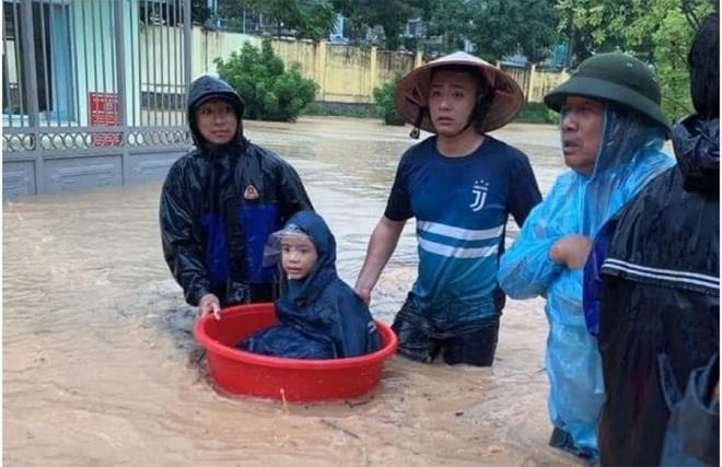 Ảnh: Phụ huynh Quảng Ninh vào tận lớp cõng con qua biển nước - 5