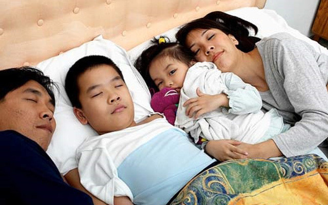 Bức ảnh nữ diễn viên ngủ chung với hai con trai gây tranh cãi: Soi kĩ mới thấy cánh tay có vấn đề-5