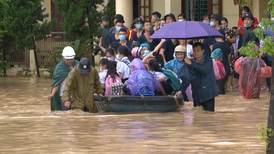 Quảng Ninh mưa lớn suốt 3 giờ, quân đội điều xe đón học sinh