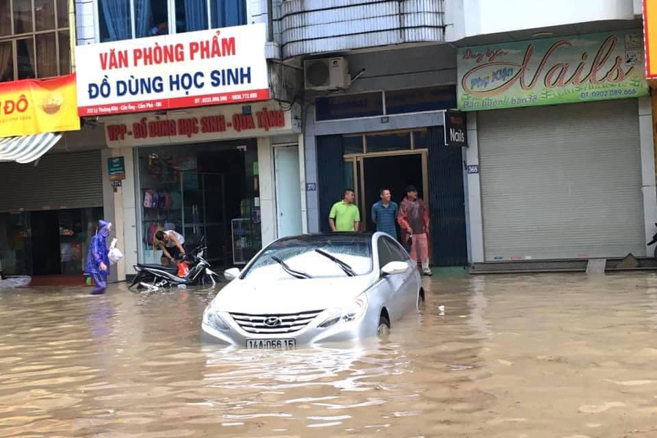 Quảng Ninh mưa lớn suốt 3 giờ, quân đội điều xe đón học sinh