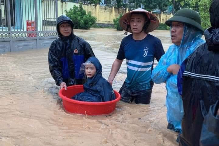 Quảng Ninh mưa lớn suốt 3 giờ, quân đội điều xe đón học sinh