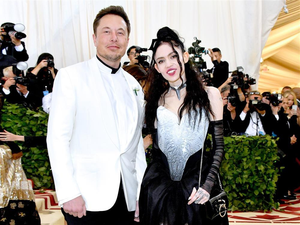 Grimes - cô ca sĩ vừa chia tay tỷ phú Elon Musk có gu ăn mặc dị biệt-1