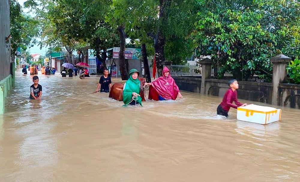 Thủy điện và hồ đập xả lũ, nhà dân ở Nghệ An ngập sâu trong nước-3
