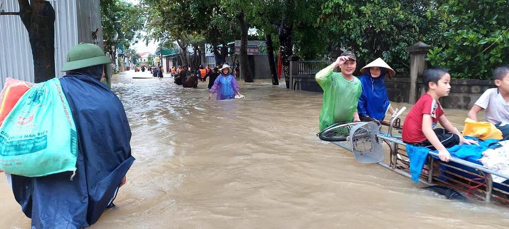Thủy điện và hồ đập xả lũ, nhà dân ở Nghệ An ngập sâu trong nước-11