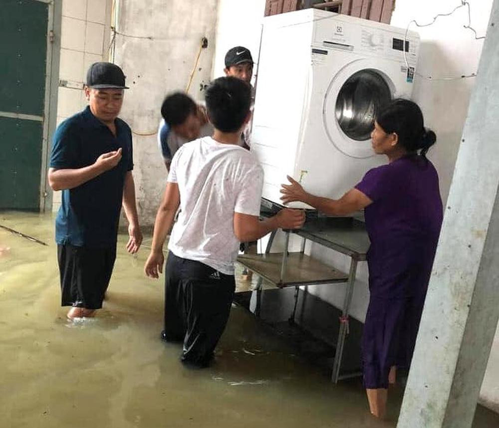 Thủy điện và hồ đập xả lũ, nhà dân ở Nghệ An ngập sâu trong nước-13