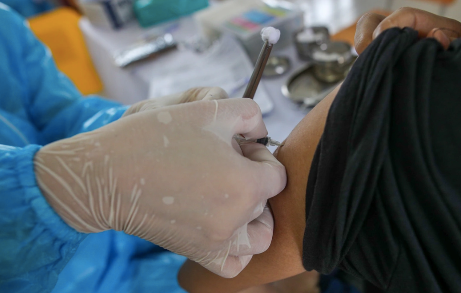Hà Nội xây dựng dự trù số vaccine COVID-19 cần để tiêm mũi 2 cho người dân - Ảnh 1.
