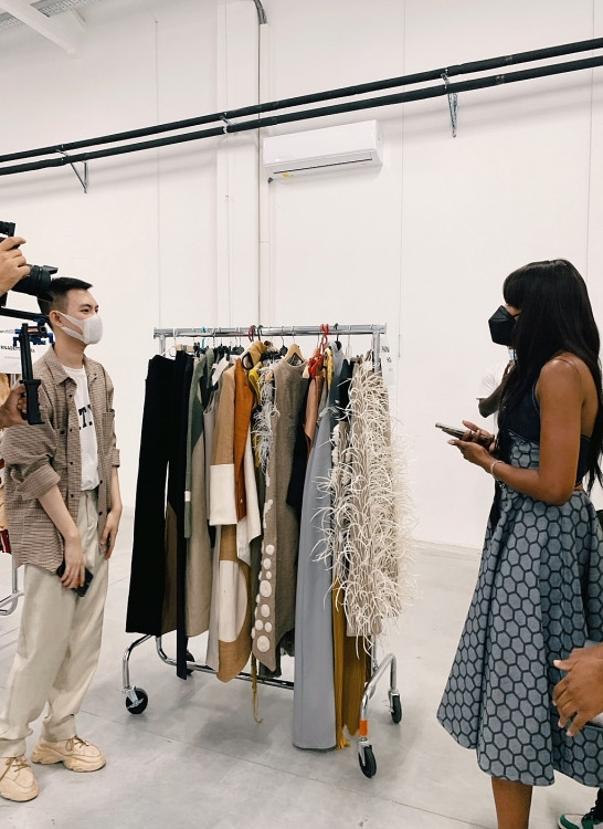 NTK Phan Đăng Hoàng được Naomi và Anna Wintour khen trước show diễn chính thức tại 'Milan Fashion Week'